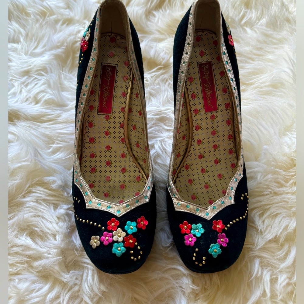 Betsy Johnson Stiletto’s, Black Suede, Floral & Gold Studs, Pink Bottoms Sz 8.5 - Picture 2 of 7